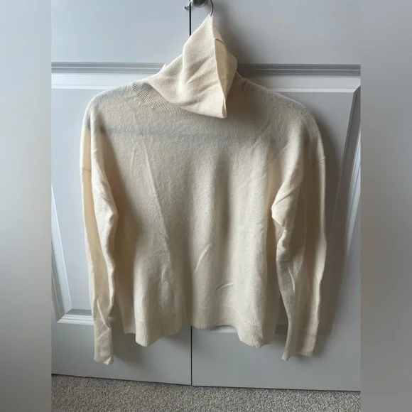 J. Crew cashmere turtleneck EUC. Size M. ivory/cream - Picture 1 of 7